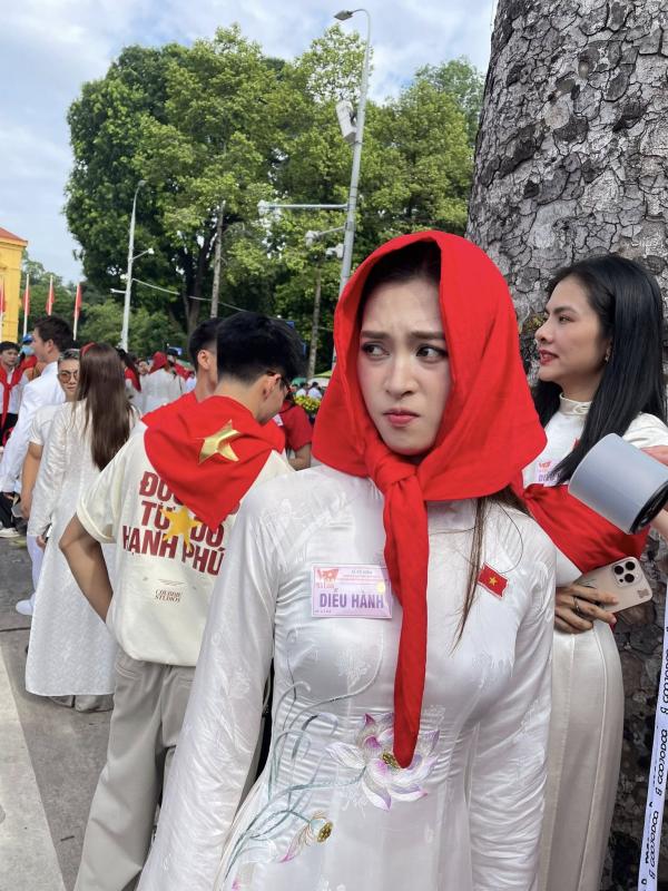"Mỹ nhân Việt ngàn năm có một" viral cõi mạng sau tổng duyệt A80: Không phải vì quá đẹp, mà lại vì biểu cảm "khó đỡ" cỡ này!- Ảnh 1.