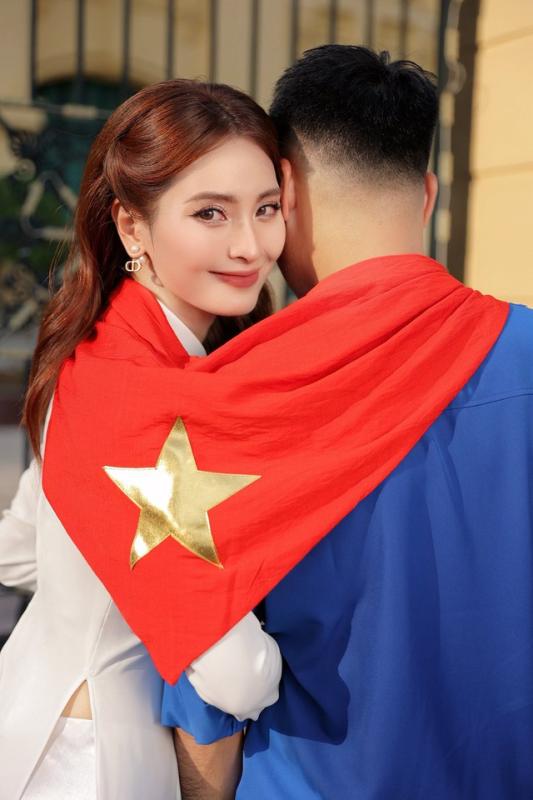 MC Huyền Trang Mù Tạt khoe bộ ảnh diện áo dài thướt tha sánh bước bên cầu thủ nổi tiếng mừng Đại lễ 2/9- Ảnh 6.