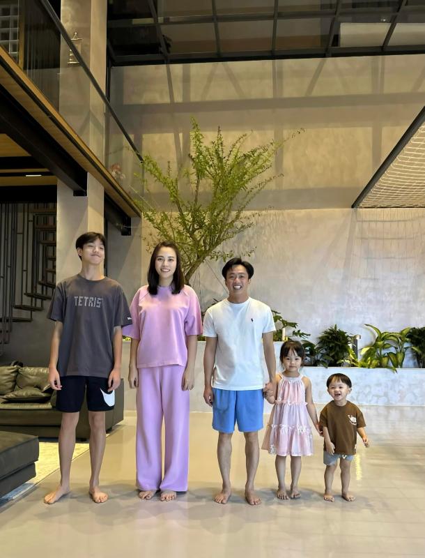 Cả nhà Cường Đô La chuộng áo của giới thượng lưu: Logo bé xíu mà mặc lên sang cỡ này- Ảnh 4.