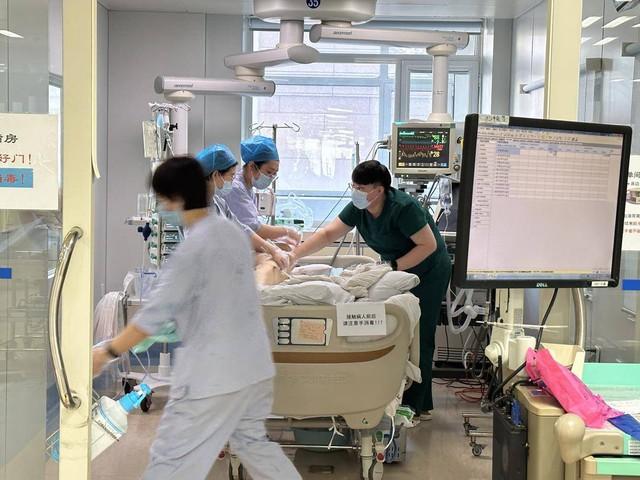 Người đàn ông bất ngờ bị đột quỵ ở tuổi 30: Bác sĩ nói thẳng "thói quen này phá hủy mạch máu”- Ảnh 1.