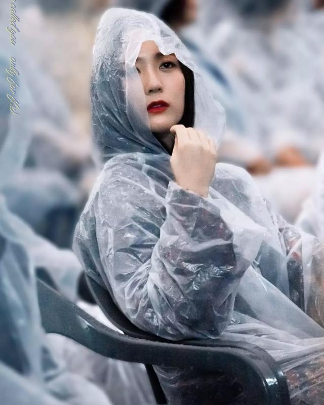 Công chúa “chảnh nhất” Kpop cân đồ hiệu đẹp hơn người mẫu, từng mặc áo mưa cũng viral- Ảnh 28.