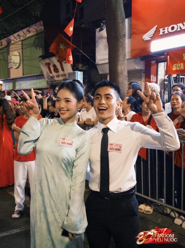 Dàn nghệ sĩ tươi rói tại Tổng duyệt diễu hành 2/9: MONO và Hoà Minzy được người dân vây kín, nữ diễn viên là Thượng uý công an gây sốt!- Ảnh 22.
