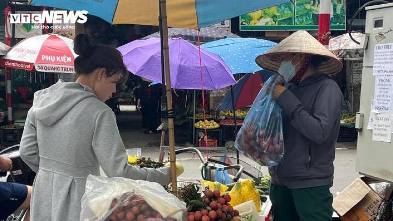 Hà Nội ‘tạm biệt’ túi nilon dùng một lần: Lộ trình xanh đã bắt đầu- Ảnh 1.