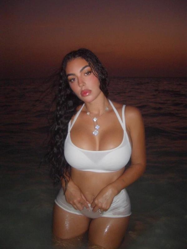 Bạn gái Ronaldo diện bikini sexy hết nấc, tay lấp lánh nhẫn kim cương siêu to khổng lồ- Ảnh 5.