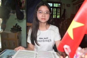 Hai lần chịu tang cha mẹ, nữ sinh vẫn giành 29 điểm và thành thủ khoa trường: "Em cố gắng học để họ yên lòng"