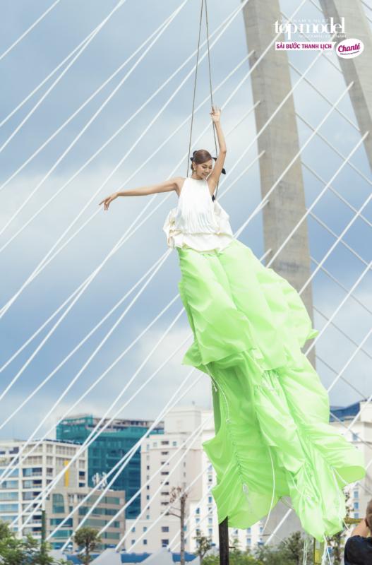 Thanh Hằng lại bị soi cách thị phạm, khán giả phản ứng bất ngờ- Ảnh 13.