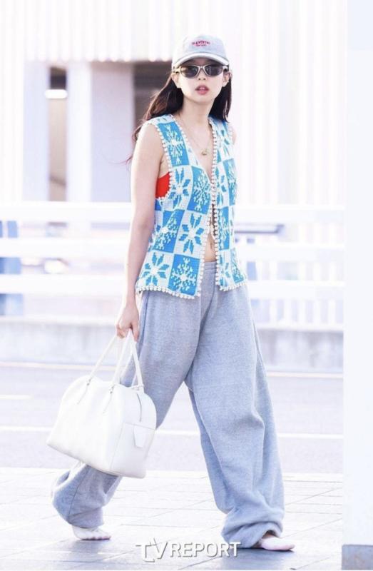 Jennie đang tích cực đẩy trend cho kiểu giày lạ- Ảnh 11.