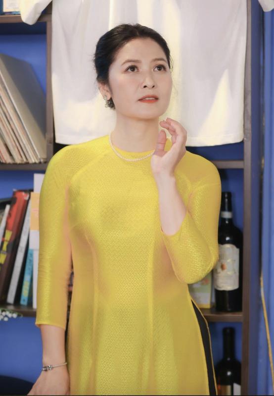 Nữ diễn viên 47 tuổi mặc áo dài quá đẹp trong Mưa Đỏ, đơn giản nhưng đầy cảm xúc- Ảnh 12.