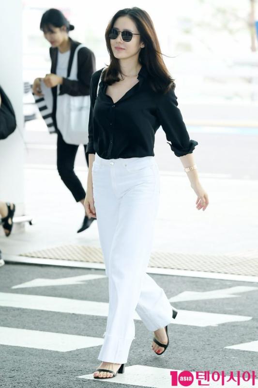 Son Ye Jin toàn mặc đồ siêu đơn giản ra sân bay, nhưng kỳ lạ là luôn đẹp và chuẩn mốt- Ảnh 4.