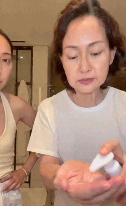 Cô nàng Hàn Quốc khoe làn da tuổi 60 của mẹ: Cách bà bôi kem và uống nước đúng là kinh nghiệm để đời- Ảnh 3.