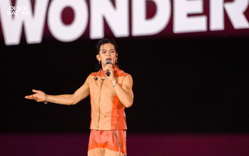 Những khoảnh khắc đẹp nhất 8WONDER 2025: "Ông hoàng nhạc La-tinh" và tlinh giương cao quốc kỳ 2 nước, dàn mỹ nam quốc tế liên tục nói lời yêu thương fan Việt- Ảnh 5.