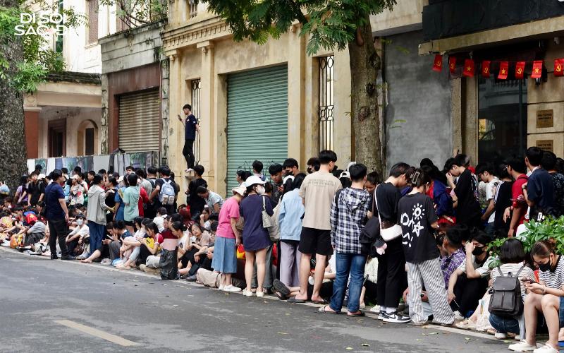 Hàng nghìn người chờ xuyên đêm, xếp hàng cả dãy phố trước cổng Nhà Hát Lớn - chuyện gì đây?- Ảnh 4.