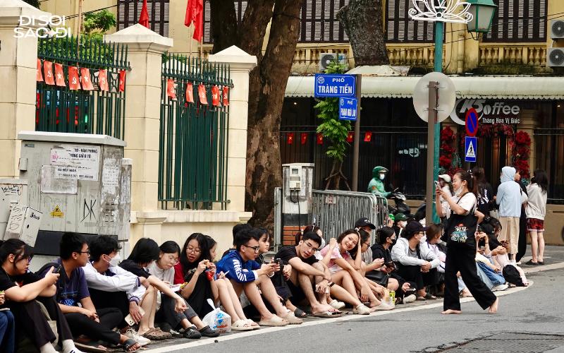 Hàng nghìn người chờ xuyên đêm, xếp hàng cả dãy phố trước cổng Nhà Hát Lớn - chuyện gì đây?- Ảnh 5.