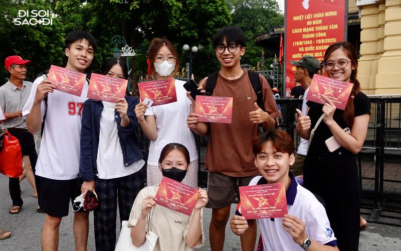 Hàng nghìn người chờ xuyên đêm, xếp hàng cả dãy phố trước cổng Nhà Hát Lớn - chuyện gì đây?- Ảnh 7.