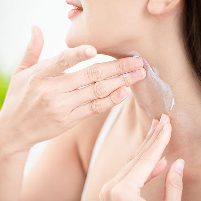 Phụ nữ trung niên muốn cổ và ngực không nhăn nheo: Làm ngay 5 việc giữ trọn collagen, người ngoài không thể đoán được tuổi thật- Ảnh 1.