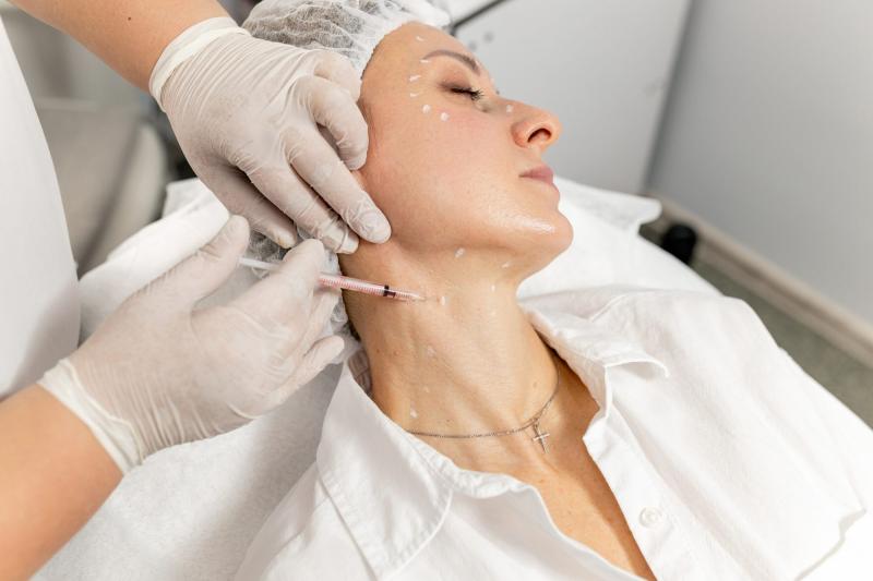 Phụ nữ trung niên muốn cổ và ngực không nhăn nheo: Làm ngay 5 việc giữ trọn collagen, người ngoài không thể đoán được tuổi thật- Ảnh 3.