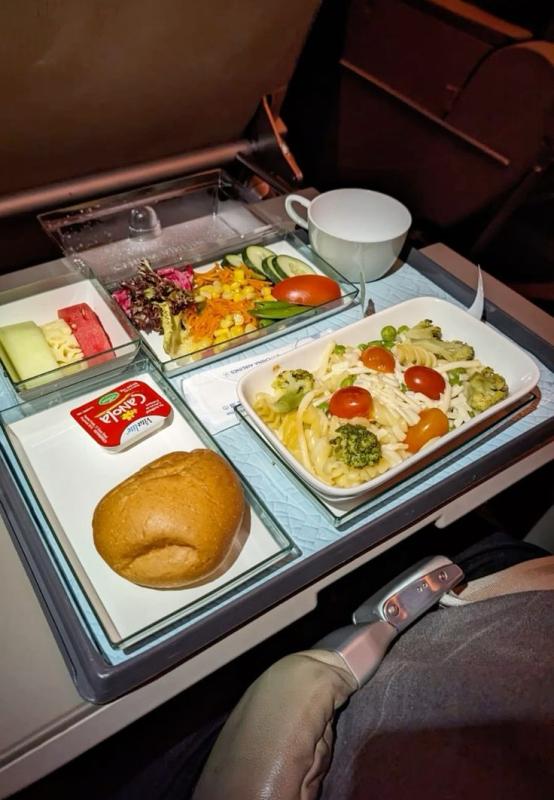 Bí kíp ăn uống của tiếp viên hàng không giúp họ có da mịn, eo thon dù bay liên tục- Ảnh 2.