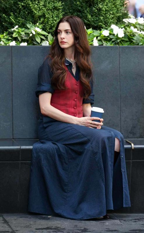 Anne Hathaway ngã như trời giáng, bay hết cả "thời trang"- Ảnh 13.