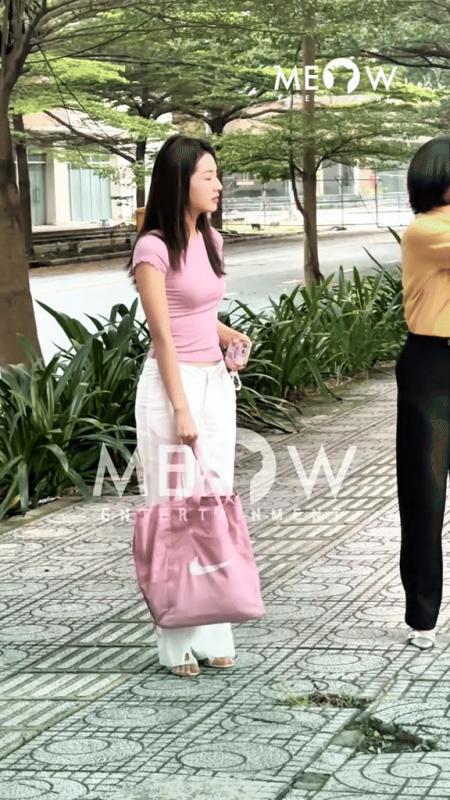 Nữ diễn viên mặc giản dị vẫn nhận lời khen "xinh nhất Việt Nam", còn được so với Lưu Diệc Phi- Ảnh 1.