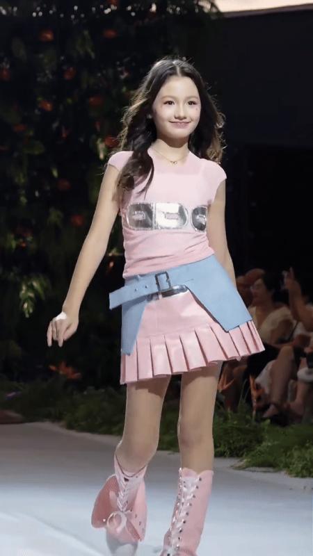 Con gái 9 tuổi của Phương Vy catwalk với visual sáng bừng, được ví ngay với Miranda Kerr- Ảnh 2.