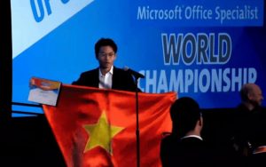 Khoảnh khắc tự hào: Nam sinh khiến cả hội trường nổi da gà khi hô vang hai tiếng "Việt Nam" tại cuộc thi quốc tế