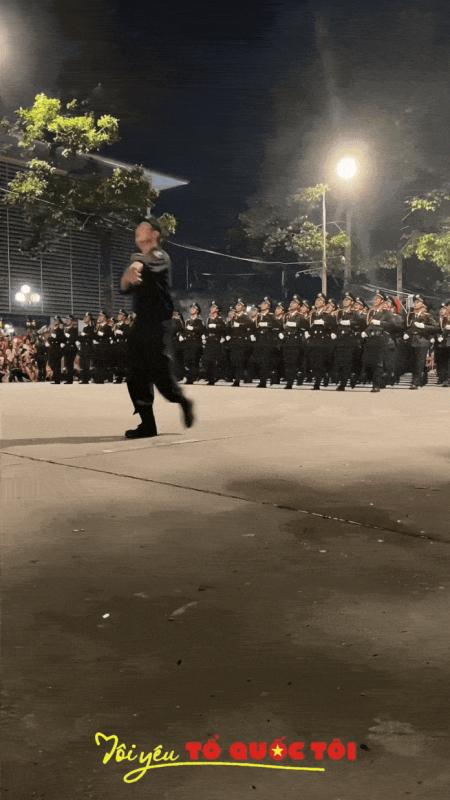 Sơn Tùng có thể sĩ đến hết đời: Khối diễu binh vừa đi vừa hát bản hit 10 năm tuổi, nhân dân đứng quanh cùng hoà ca!- Ảnh 6.