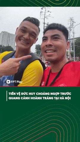 Tiến Linh háo hức khui trúng 
