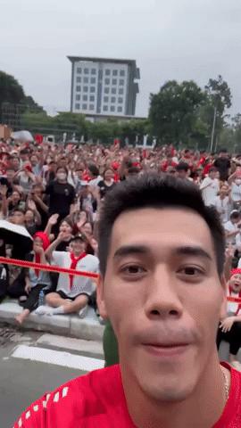 Tiến Linh háo hức khui trúng 