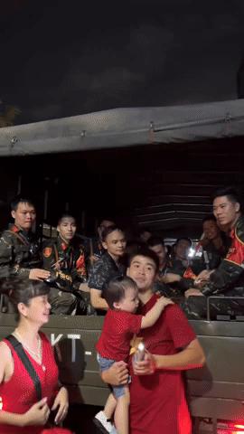 Vợ chồng Duy Mạnh tặng kem, 