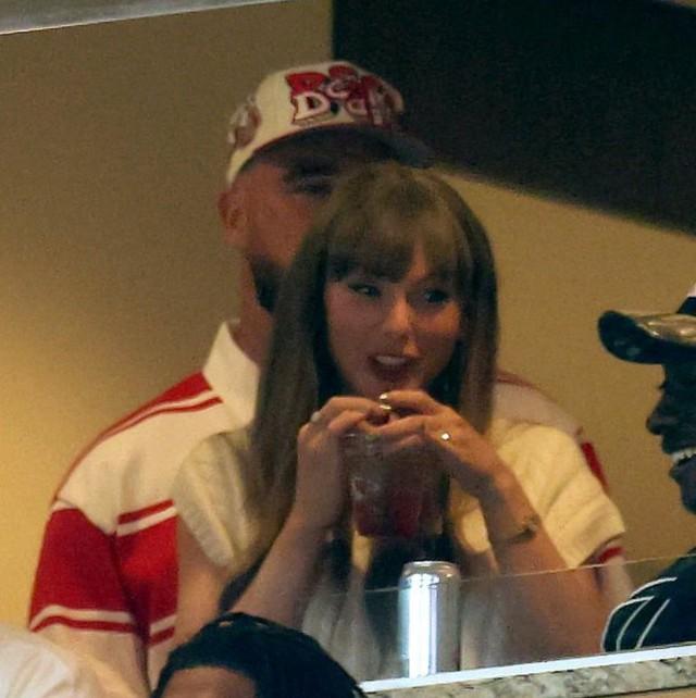 Taylor Swift lộ diện sau ảnh đính hôn: Mặc như nữ sinh, nhẫn khủng xa vạn dặm vẫn bắt sáng- Ảnh 3.