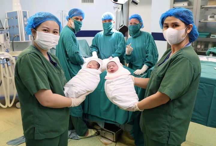 Sinh hai con đầu lòng ở tuổi U50- Ảnh 1.