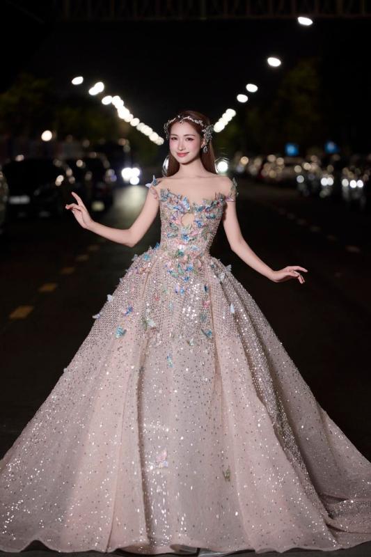 Hòa Minzy da trắng sáng, căng bóng nhờ chăm uống 1 loại nước trước khi đi ngủ: Phụ nữ tuổi 30+ khuyến khích dùng để đẹp da, chống loãng xương- Ảnh 4.