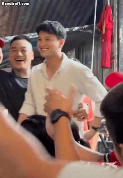 Mỹ nam Vbiz đi xem Tổng duyệt A80 mà viral khắp MXH: Cười lên đẹp phát sáng, chị em thi nhau nhường chỗ- Ảnh 2.