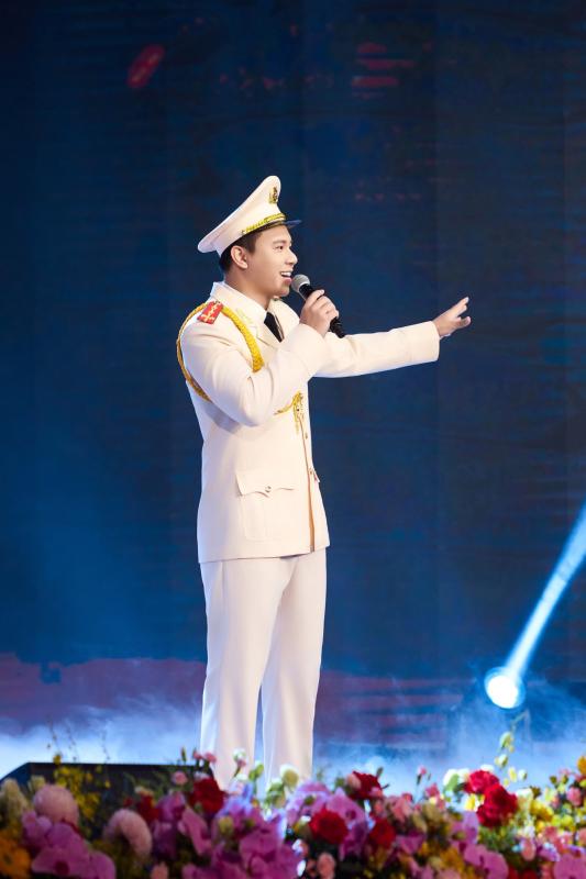 Nam ca sĩ đắt show từ Đại lễ 30/4 đến 2/9: Cất giọng lên là 50.000 khán giả nổi da gà, sở hữu nụ cười toả nắng đẹp trai ngời ngời- Ảnh 6.