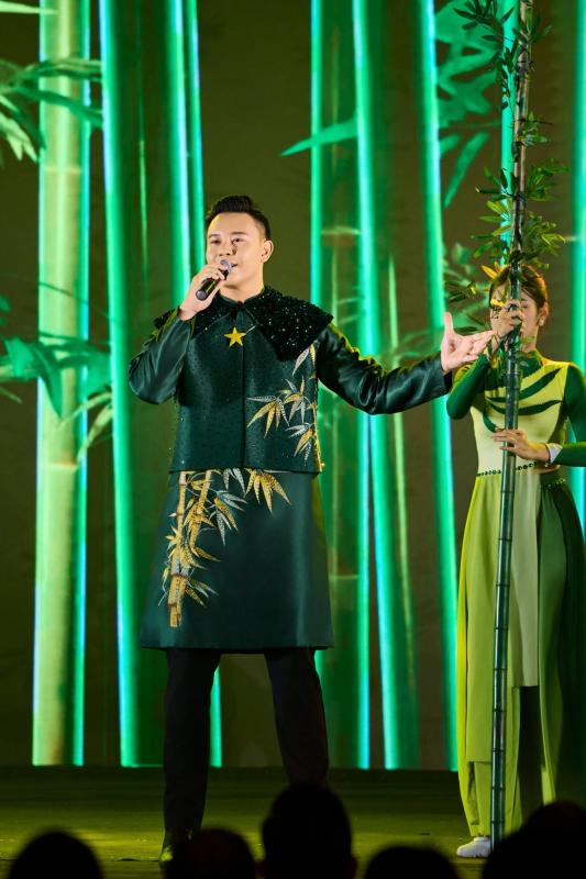 Nam ca sĩ đắt show từ Đại lễ 30/4 đến 2/9: Cất giọng lên là 50.000 khán giả nổi da gà, sở hữu nụ cười toả nắng đẹp trai ngời ngời- Ảnh 7.