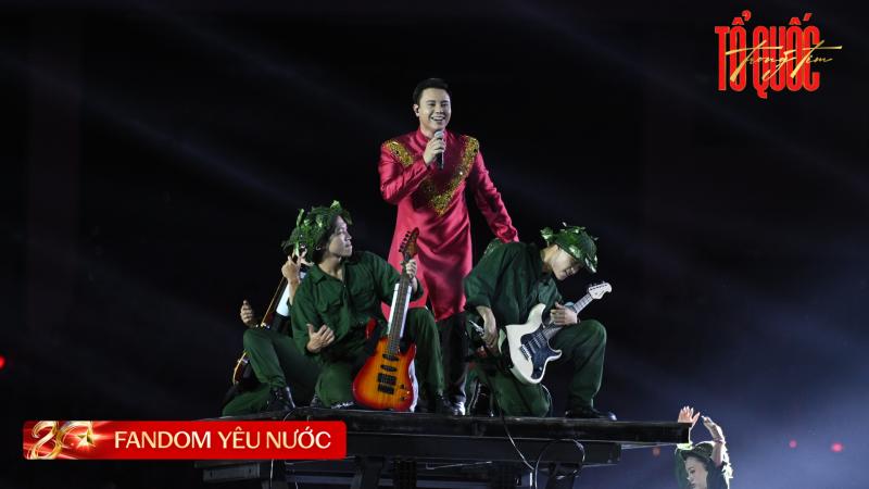 Nam ca sĩ đắt show từ Đại lễ 30/4 đến 2/9: Cất giọng lên là 50.000 khán giả nổi da gà, sở hữu nụ cười toả nắng đẹp trai ngời ngời- Ảnh 9.