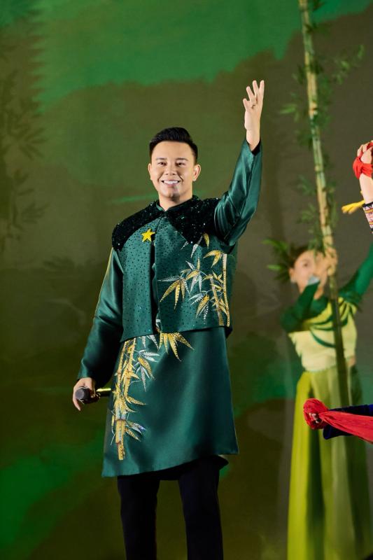 Nam ca sĩ đắt show từ Đại lễ 30/4 đến 2/9: Cất giọng lên là 50.000 khán giả nổi da gà, sở hữu nụ cười toả nắng đẹp trai ngời ngời- Ảnh 1.