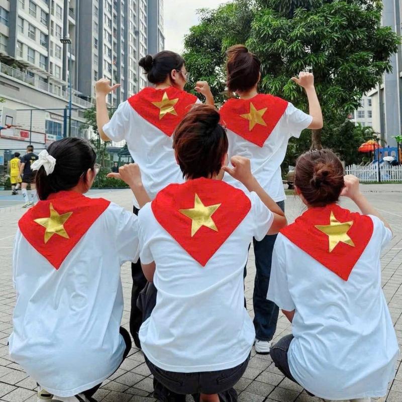 Đi xem diễu binh, diễu hành 2/9 cứ mặc theo tips này: Vừa xinh vừa thoải mái, mưa nắng không lo- Ảnh 14. Đi xem diễu binh, diễu hành 2/9 cứ mặc theo tips này: Vừa xinh vừa thoải mái, mưa nắng không lo- Ảnh 14.