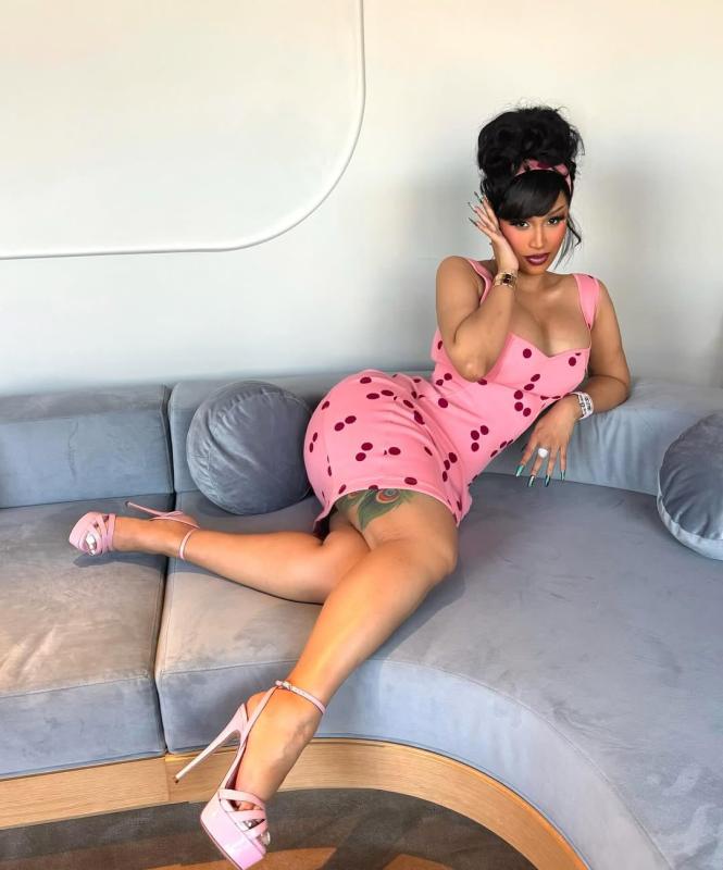 Cardi B xuất hiện với vòng 3 không hiểu nổi, dáng đi thấy đau dùm- Ảnh 10.