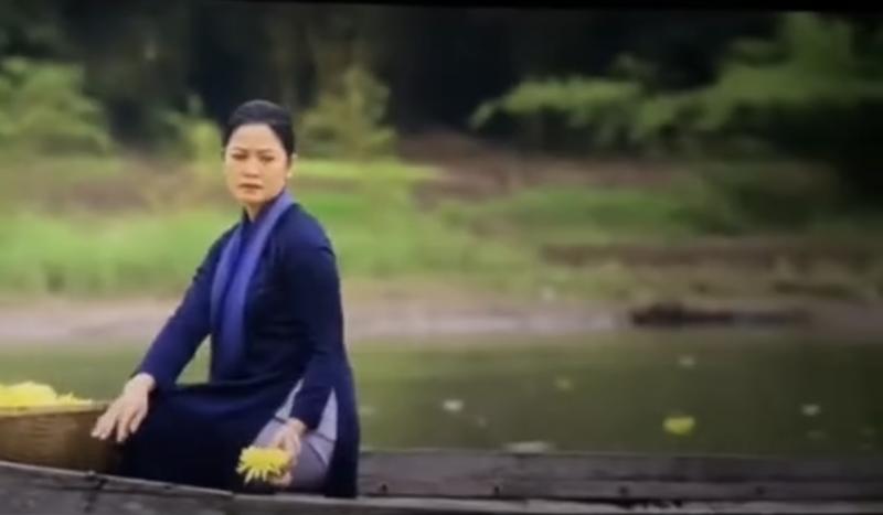Nữ diễn viên 47 tuổi mặc áo dài quá đẹp trong Mưa Đỏ, đơn giản nhưng đầy cảm xúc- Ảnh 6.