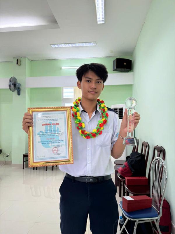 Nam sinh Đắk Lắk mê Toán, giành ngôi thủ khoa khối A toàn quốc- Ảnh 1.
