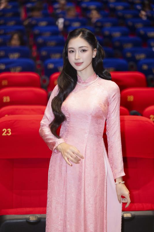 Thảm đỏ hot nhất hôm nay: Hòa Minzy “xinh sang slay” kịch trần, 1 mỹ nam đẹp phát sáng lấn lướt cả dàn sao- Ảnh 2.