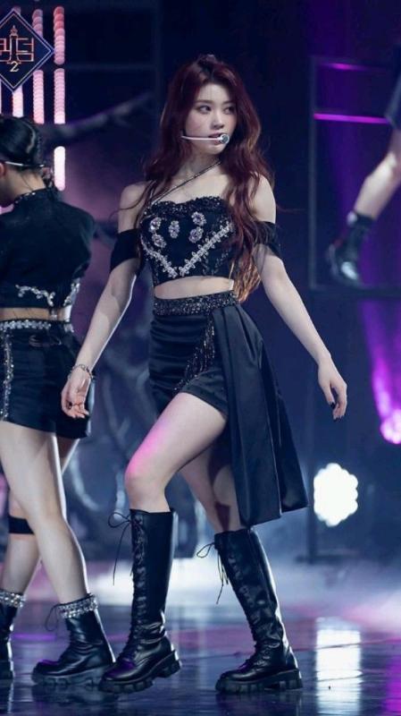Thiên thần Kpop làm lu mờ Jang Wonyoung: Visual lẫn body đỉnh khỏi bàn nhưng bị gọi là center “giả mạo”- Ảnh 9.