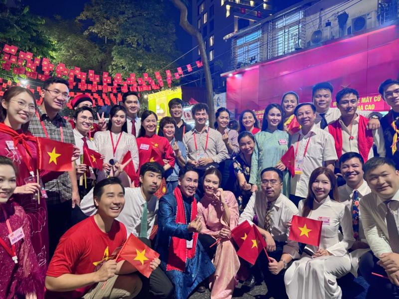 Clip: Hoàng Thuỳ Linh - Đen Vâu nối đuôi nhau sơ duyệt diễu hành, biểu cảm hân hoan cực đáng yêu gây sốt MXH!- Ảnh 13.