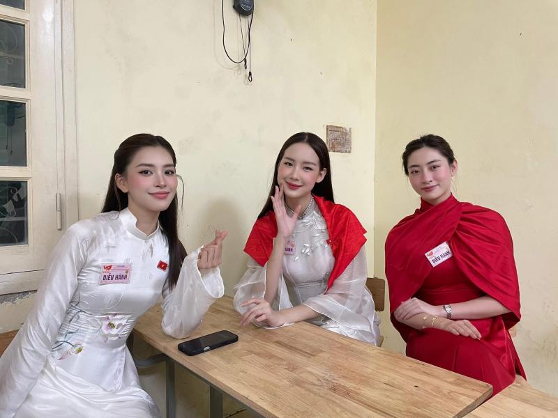 Dàn nghệ sĩ tươi rói tại Tổng duyệt diễu hành 2/9: MONO và Hoà Minzy được người dân vây kín, nữ diễn viên là Thượng uý công an gây sốt!- Ảnh 14.