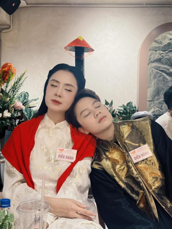 Dàn nghệ sĩ tươi rói tại Tổng duyệt diễu hành 2/9: MONO và Hoà Minzy được người dân vây kín, nữ diễn viên là Thượng uý công an gây sốt!- Ảnh 13.