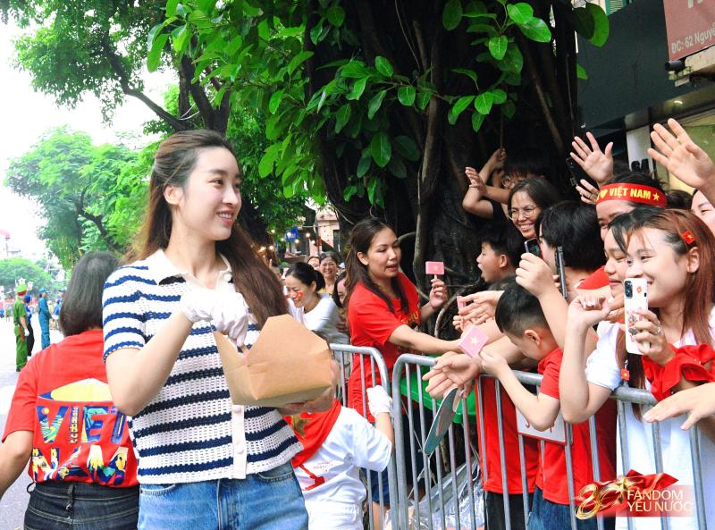 Dàn sao tại buổi sơ duyệt Đại lễ 2/9: Đen Vâu - Hoàng Thùy Linh chung khung hình, Tiểu Vy - Lương Thùy Linh rạng rỡ qua camera thường- Ảnh 9.