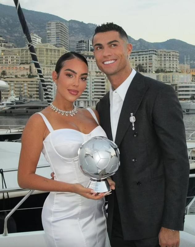 Lộ thời điểm Ronaldo làm đám cưới với Georgina sau màn cầu hôn bằng nhẫn kim cương 130 tỷ gây choáng- Ảnh 2.
