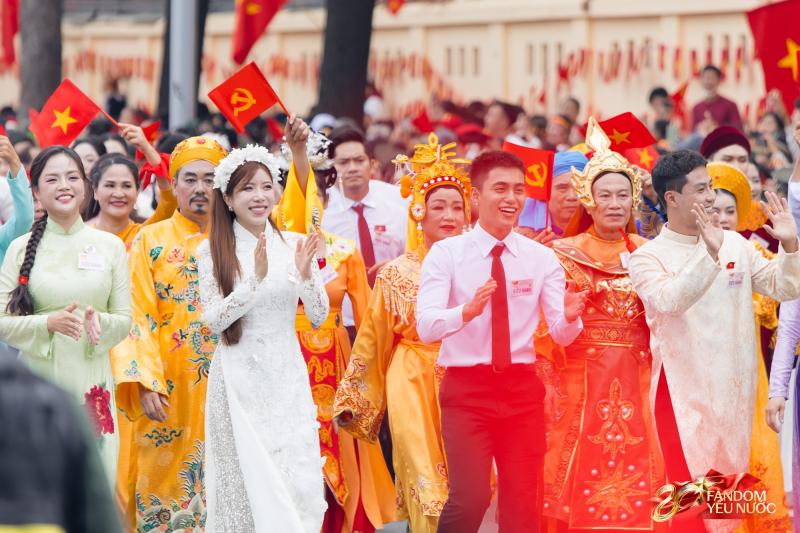Trọn vẹn khoảnh khắc Khối nghệ sĩ tổng duyệt diễu hành: Chưa bao giờ nghệ sĩ Việt lại đẹp đến thế!- Ảnh 11.
