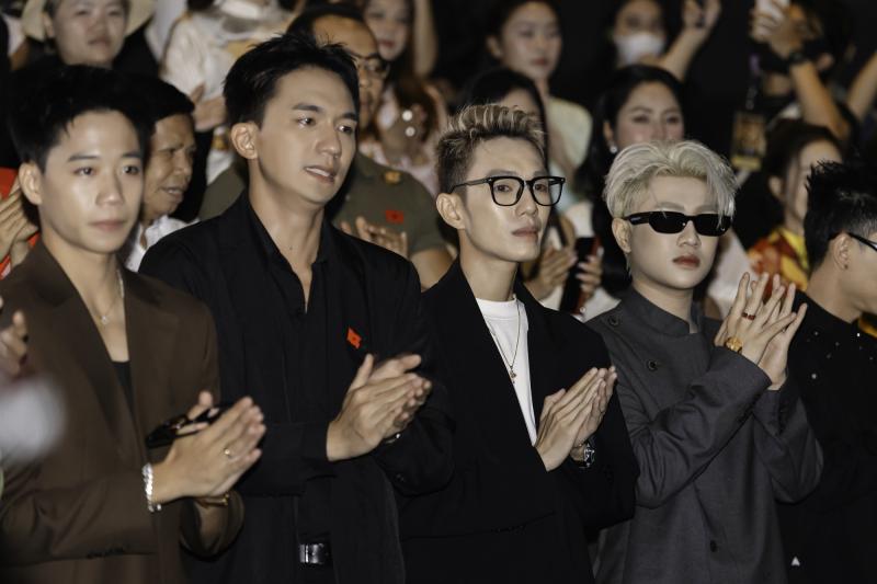 Chi Pu, Tiểu Vy, MONO... chia sẻ mất mát với Hòa Minzy giữa sự kiện, nữ ca sĩ bật khóc trong vòng tay gia đình Hoa Dâm Bụt- Ảnh 6.